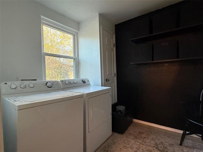 Building Photo - 505 E 4th St