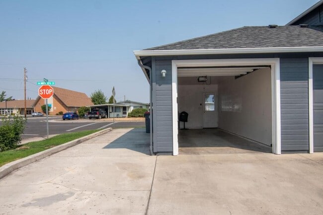 Building Photo - 421 N 10th St