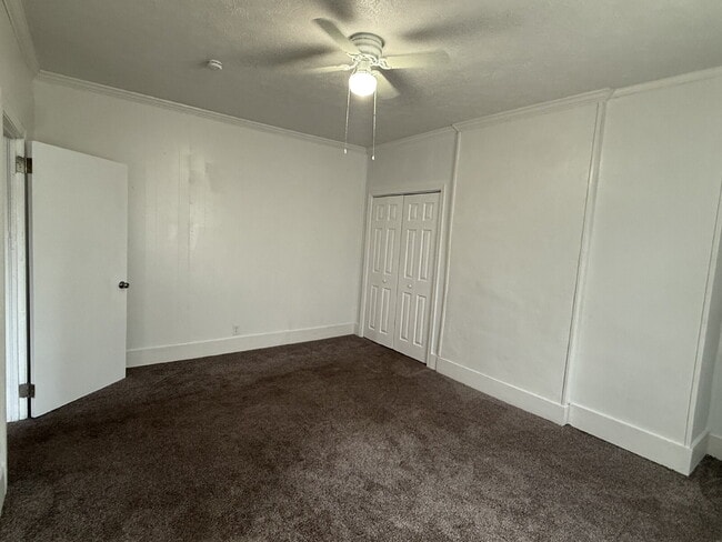 Building Photo - Very Large 3 or 4 bedroom home with nice y...