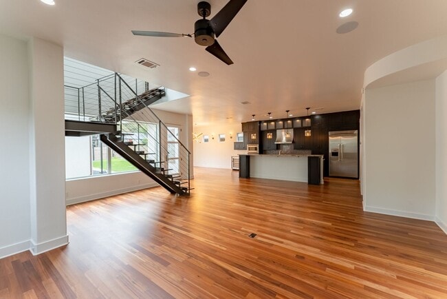 Building Photo - Gorgeous 4 bedroom, 5 bathroom House in Bouldin Creek!