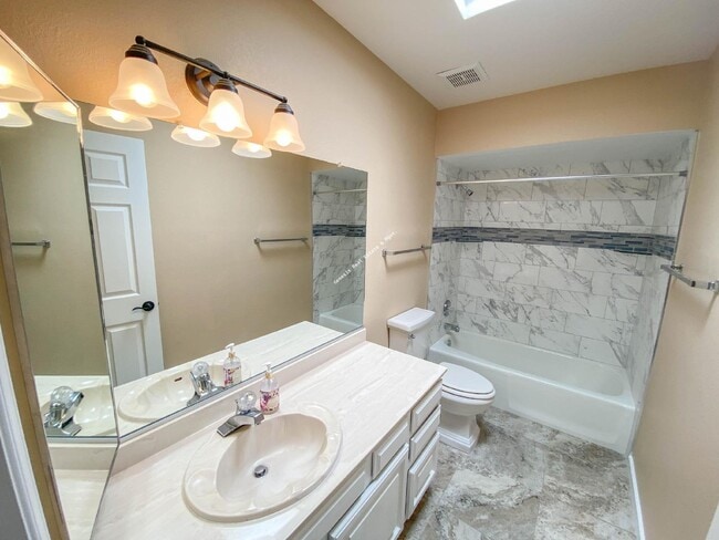 Building Photo - "Charming 2-Bed, 2-Bath Townhouse with Cozy Fireplace in Tucson's Scenic Sunrise Territory neighb...