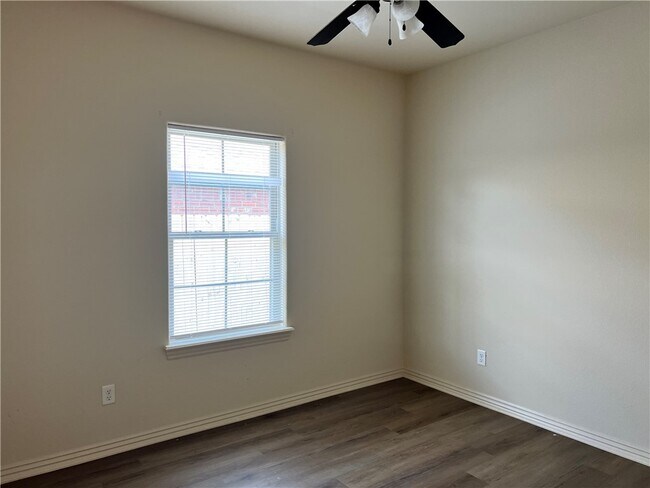 Building Photo - 930 Kensington Dr