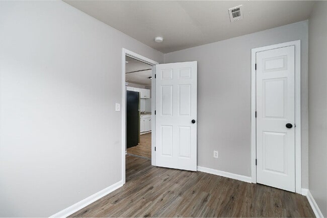 Building Photo - "Charming 3-Bedroom Gem with Cozy Living Space in Saint Louis!"
