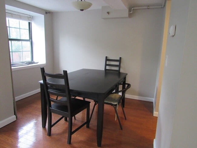 Building Photo - 200 Market St