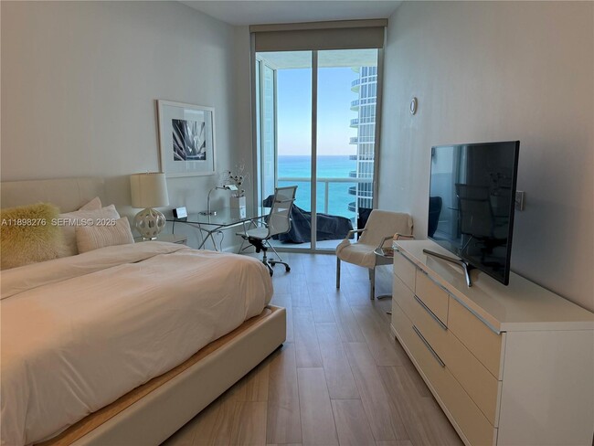 Building Photo - 15901 Collins Ave