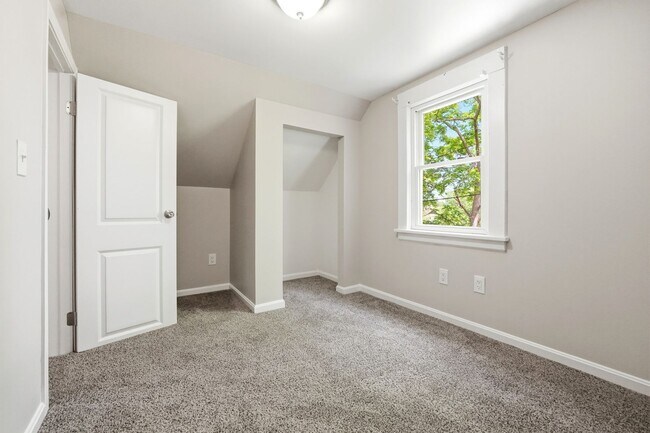 Building Photo - Newly Renovated 2 Bedroom Single Family Home