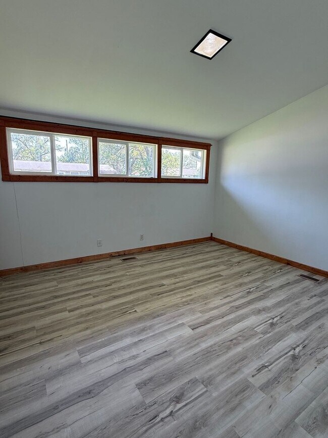Building Photo - Fresh Interior
