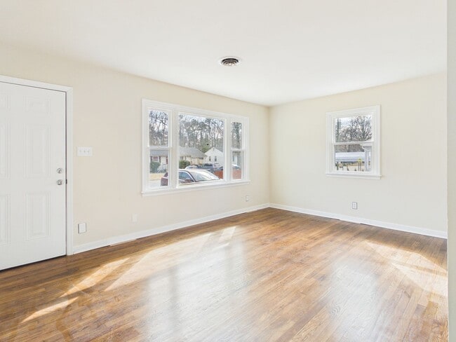 Building Photo - 954 Kingsway Rd