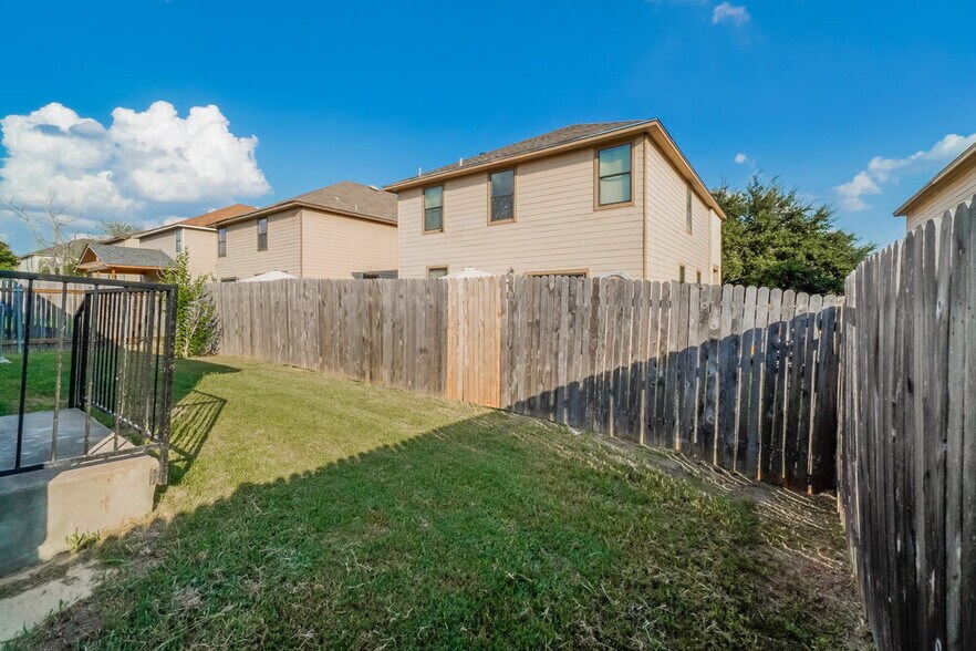 Building Photo - 204 Calixto Ct