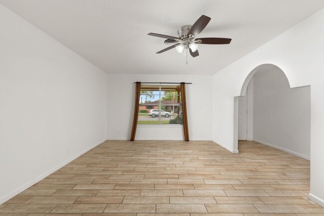 Building Photo - Spacious 3 bedroom, 2 bathroom home in the...