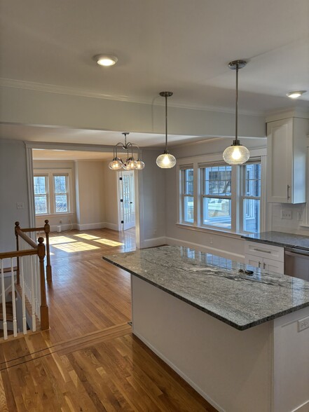 Building Photo - 168 Forest St
