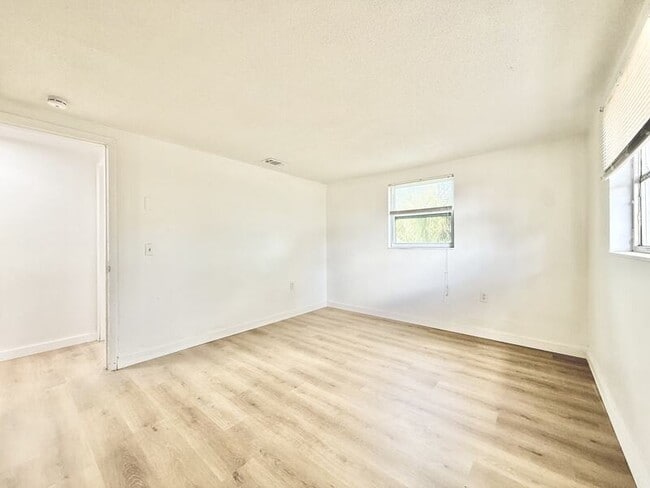 Building Photo - 12909 Kings Manor Ave