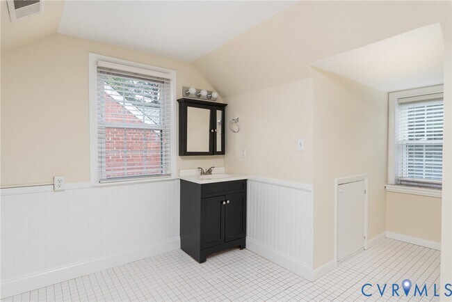 Building Photo - 3710 W Cary St