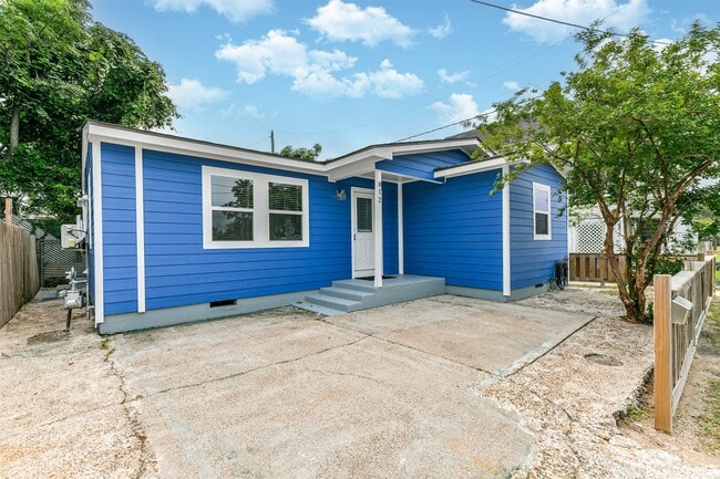 Building Photo - 812-838 38th St