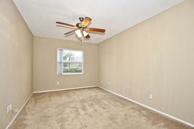 Building Photo - Beautiful 2/2 Condo with Full Lawn Care Included Located in Hawthorne Village – Orlando!