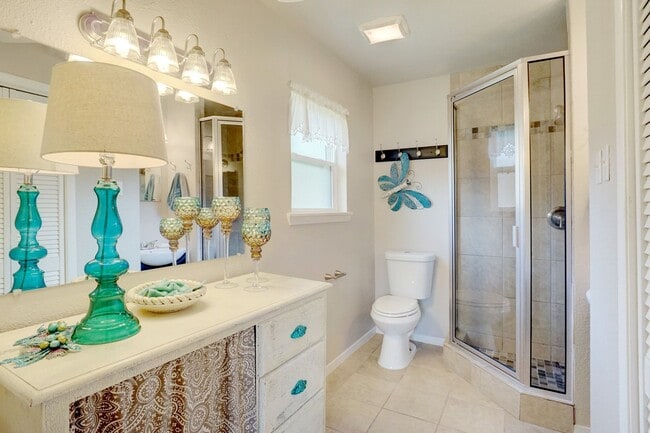 Building Photo - Updated 3 Bedroom / 2 Bathroom