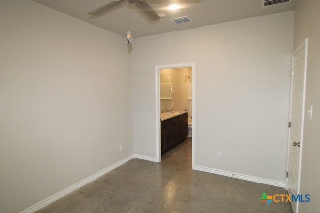 Building Photo - 640 Pacific Crest Trl