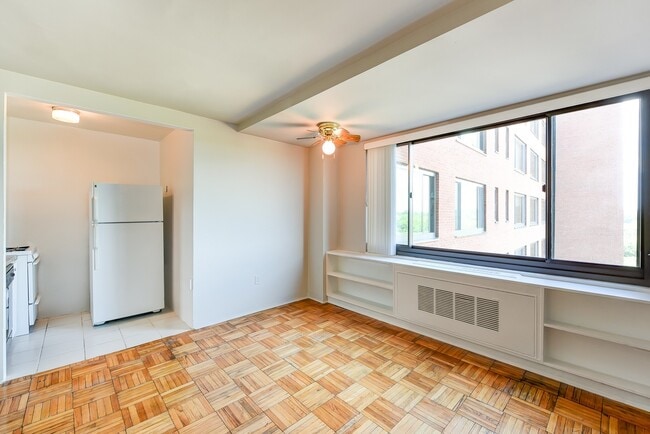 Building Photo - Spacious & Bright Junior 1 Bedroom at Rive...