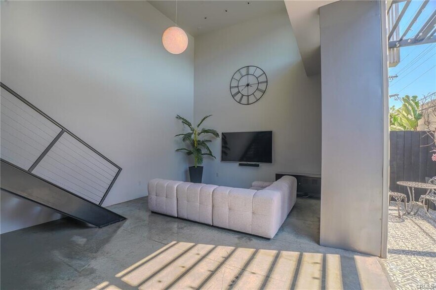 Building Photo - 1011 N Orange Grove Ave