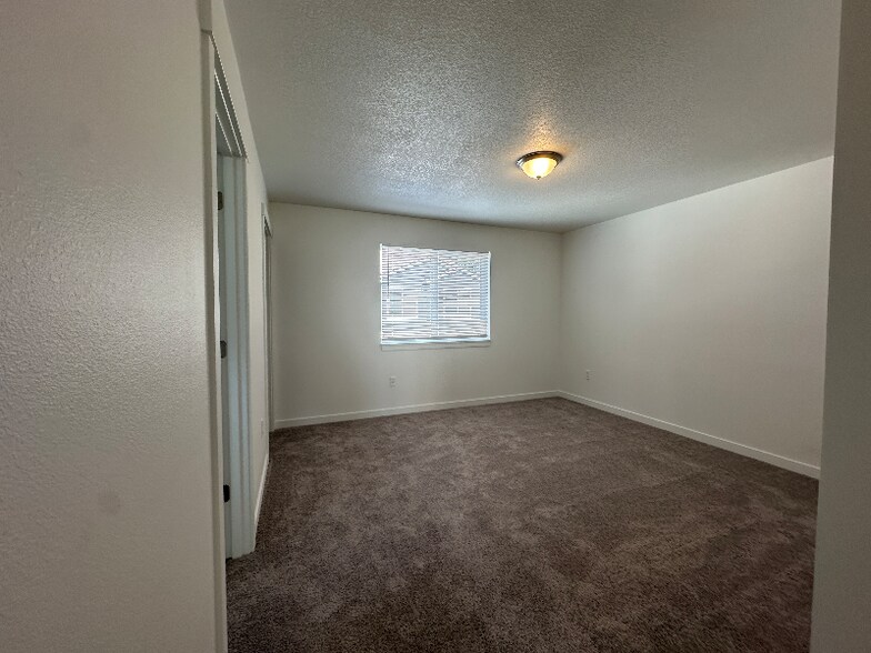 Building Photo - 679 NE Autumn Ridge Dr