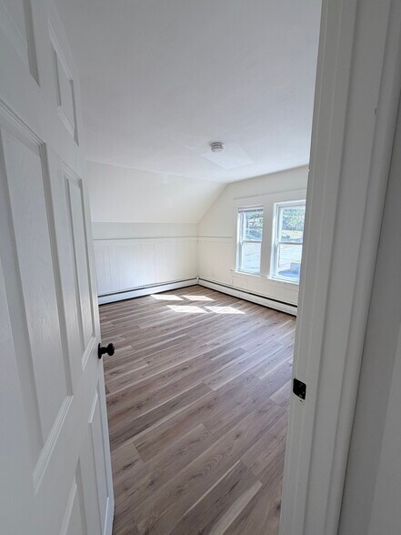 Upstairs Master - 221 Baldwin St