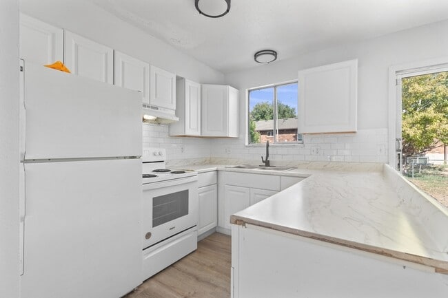 Building Photo - 2250 Billings St