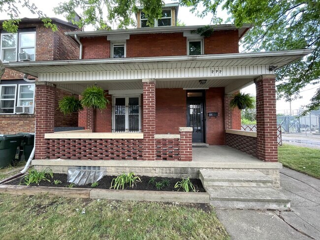 Primary Photo - 272 S Green St