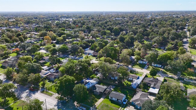 Building Photo - 303 Park St