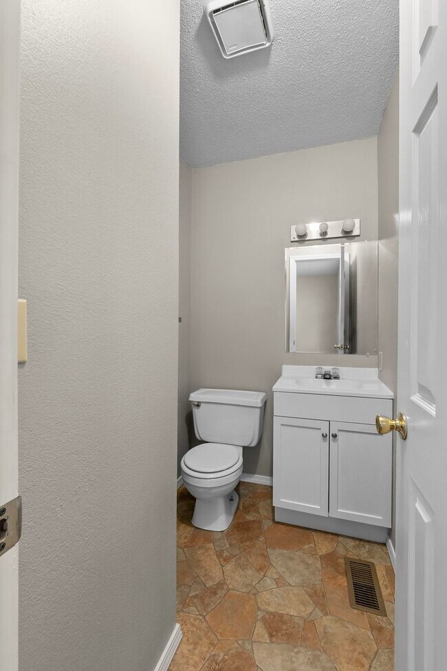 Building Photo - Charming Home In Jackson