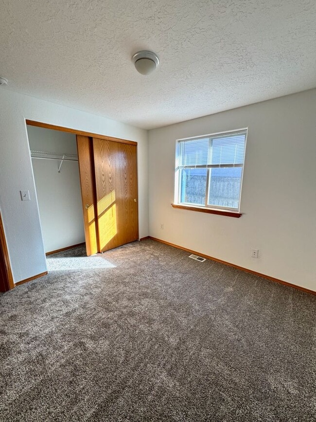 Building Photo - 4 Bedroom, 2 Bath House on Quiet Cul-de-sac