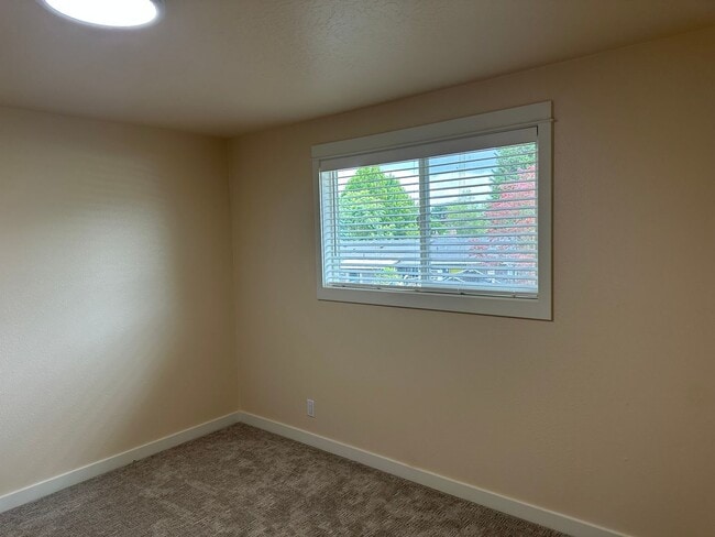 Building Photo - Beautifully updated 3 bedroom 1.5 bath dup...