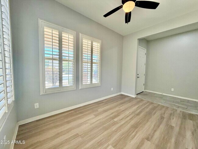 Building Photo - 980 E Knightsbridge Way