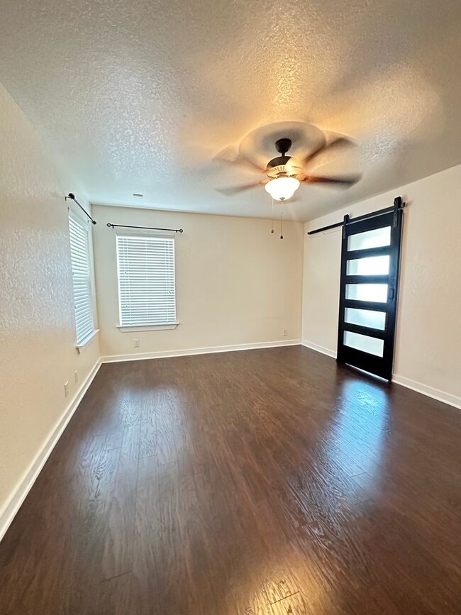 Building Photo - 3 Bedroom 2 Bath 2 Car Garage Office Scree...