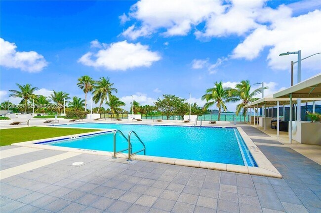 Building Photo - 600 NE 36th St