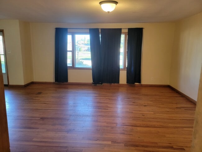 Building Photo - 819 Beattie Cir