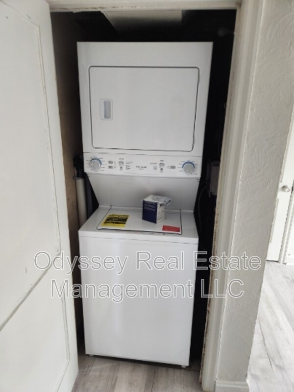 Building Photo - 206 W Spencer Ave