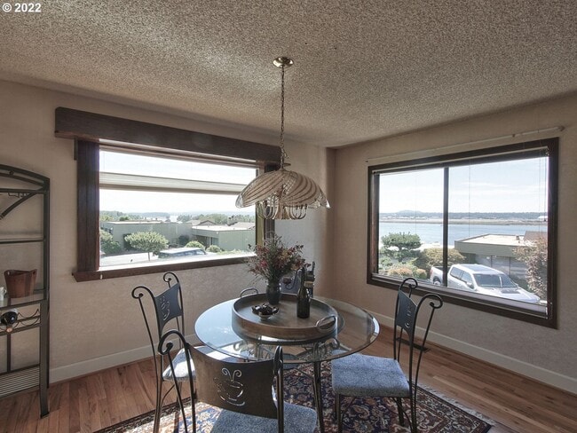 Building Photo - 6900 SE Riverside Dr