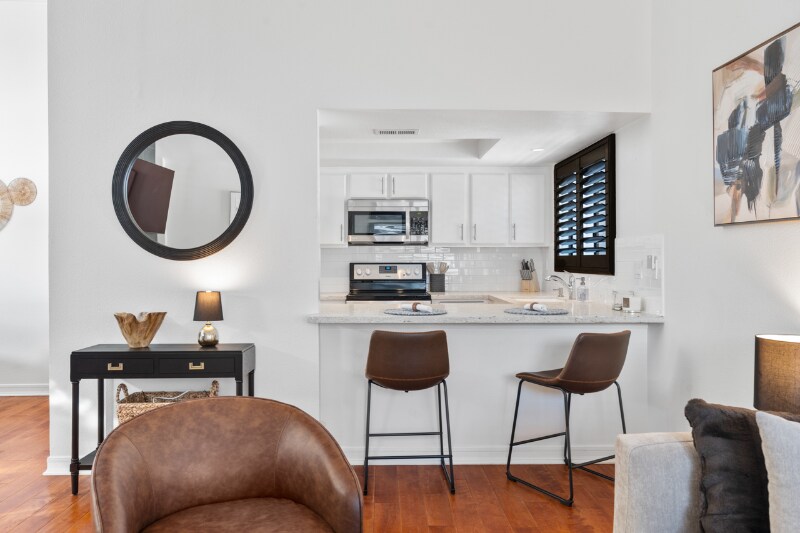 Building Photo - 526 Via De La Valle