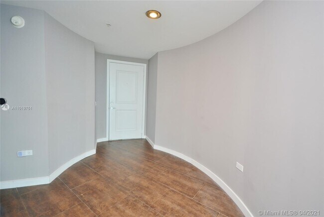 Building Photo - 480 NE 30th St