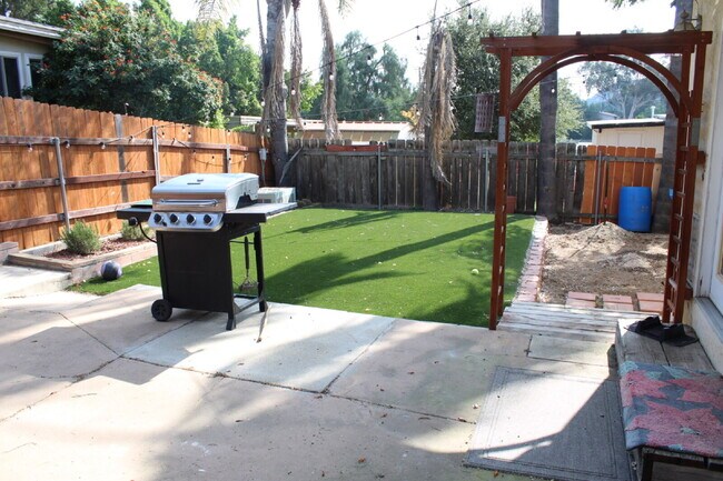 Building Photo - $3,000 - 2 Bed / 1 Bath House in Crest - Ready for Move in!