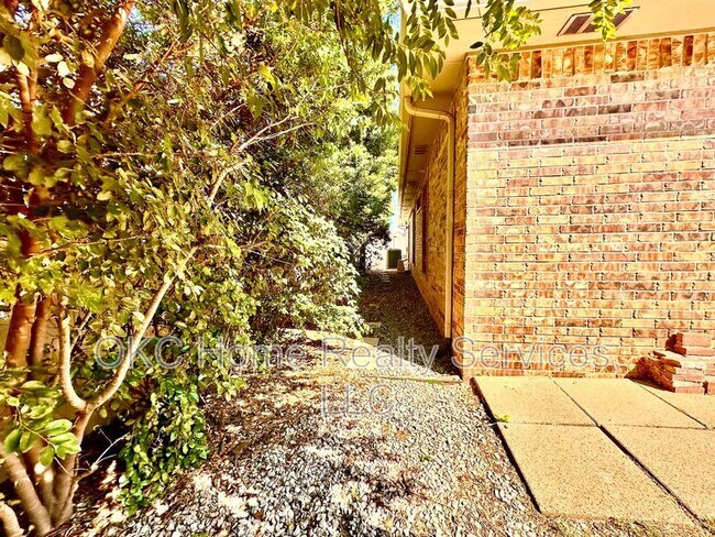 Building Photo - 1216 NW 190th Pl