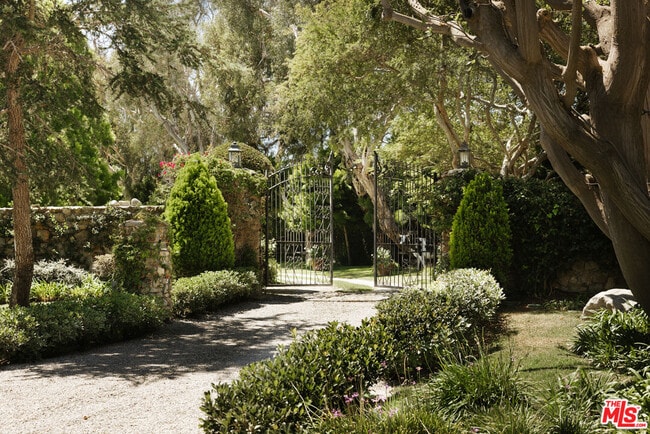 Building Photo - 6825 Zumirez Dr