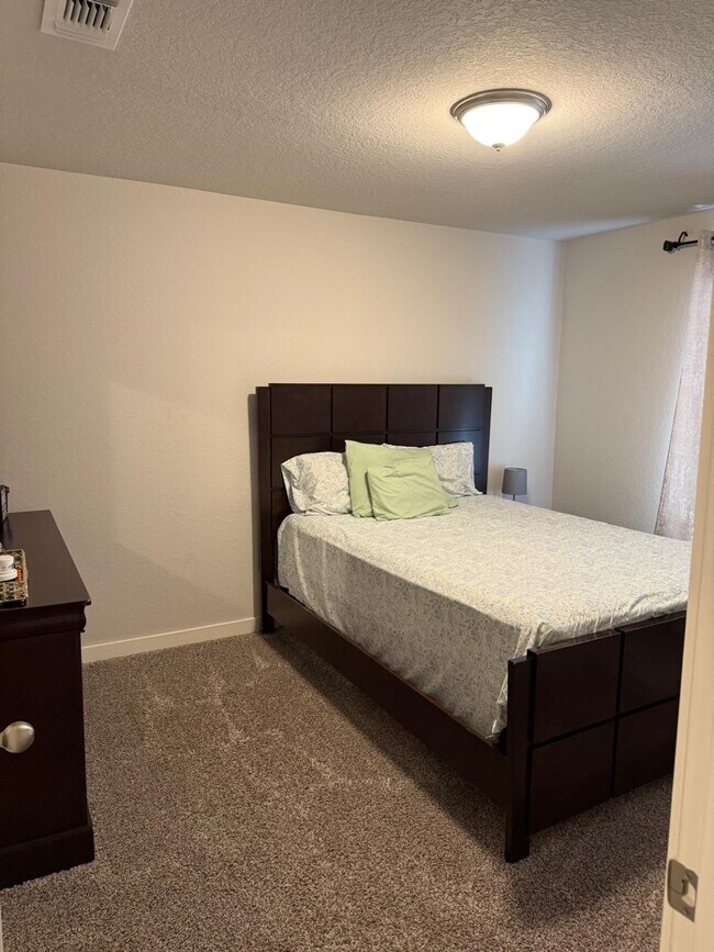 Building Photo - 740 Ft Leonard