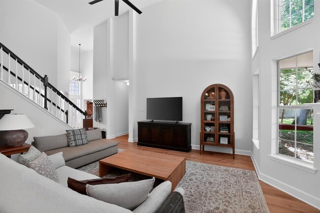 Building Photo - 300 N Carriage Hills Dr