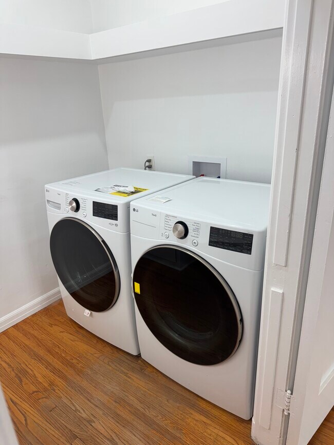 Building Photo - 1260 N Flores St