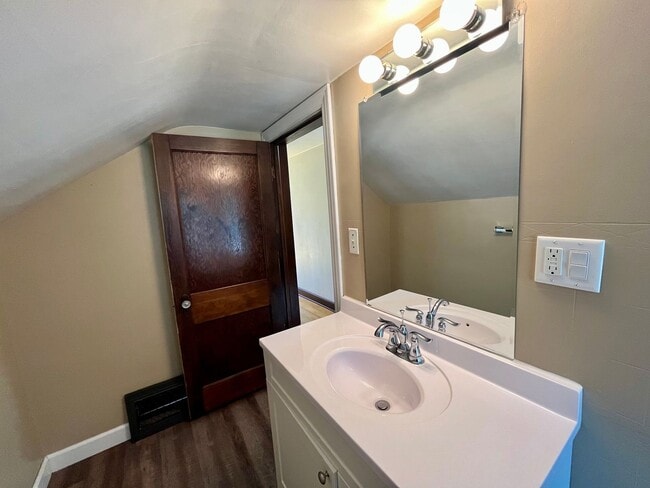 Building Photo - Large 3 Bed 2 Bath Single Family Home in M...
