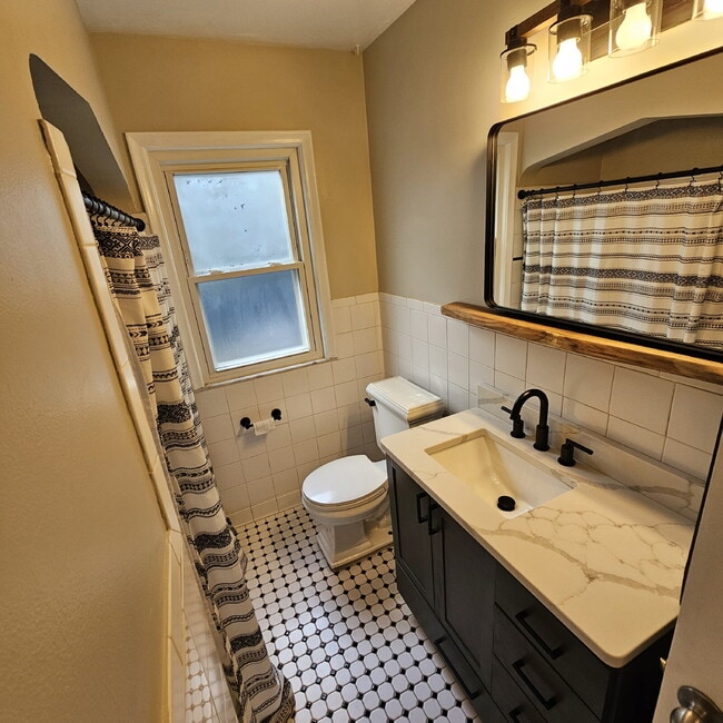 Building Photo - 3 Bedroom Bungalow w/ Hardwood Floors Clos...