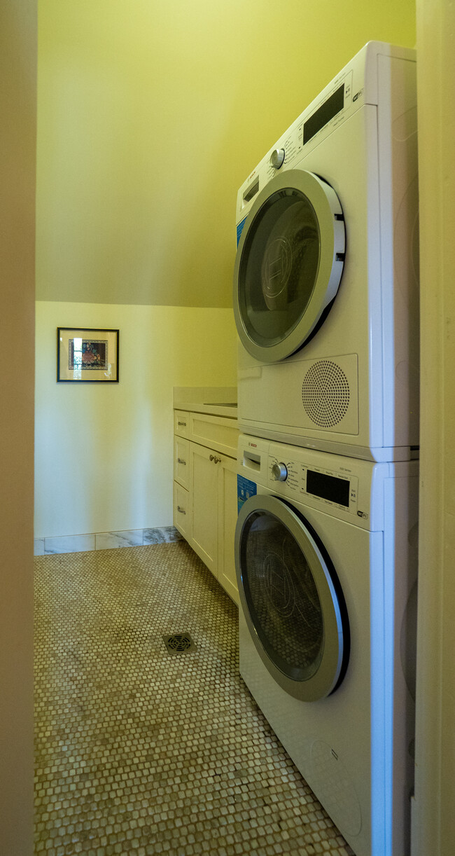 Laundry room - 370 Summit Ave