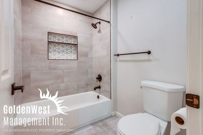 Building Photo - Stunning Two-Story 2Bdm 2.5Ba Townhome in ...