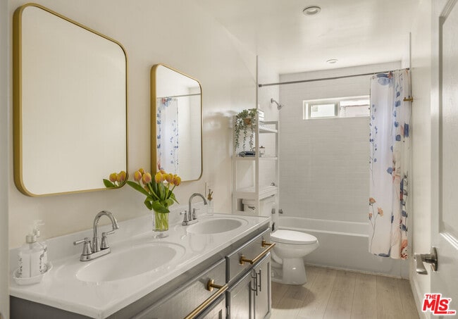 Building Photo - 4616 Rosewood Ave